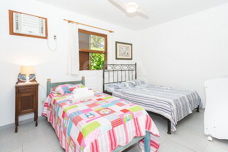 Beautiful house with three suites, in a condominium with com