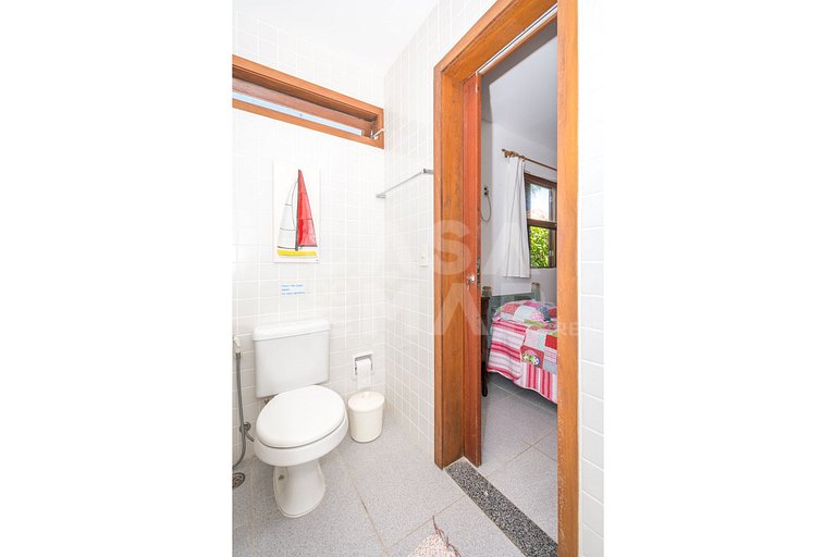 Beautiful house with three suites, in a condominium with com