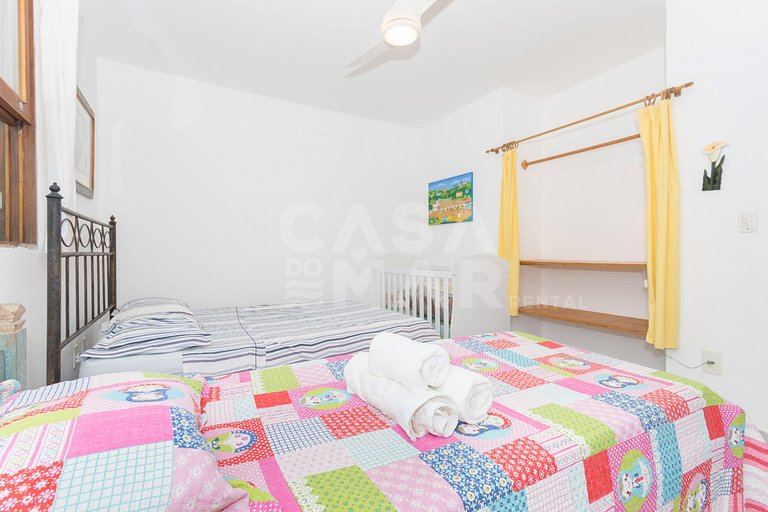 Beautiful house with three suites, in a condominium with com
