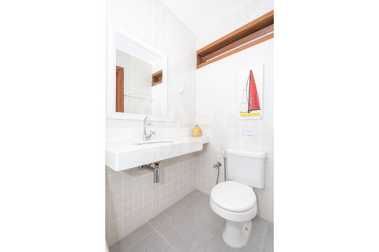 Beautiful house with three suites, in a condominium with com