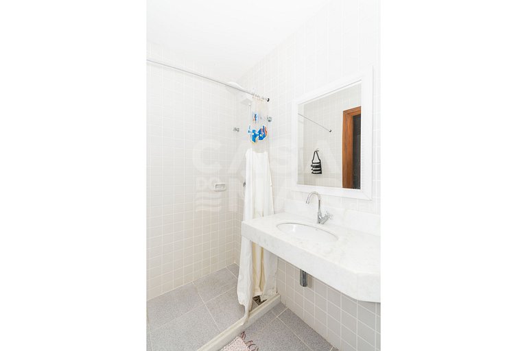 Beautiful house with three suites, in a condominium with com