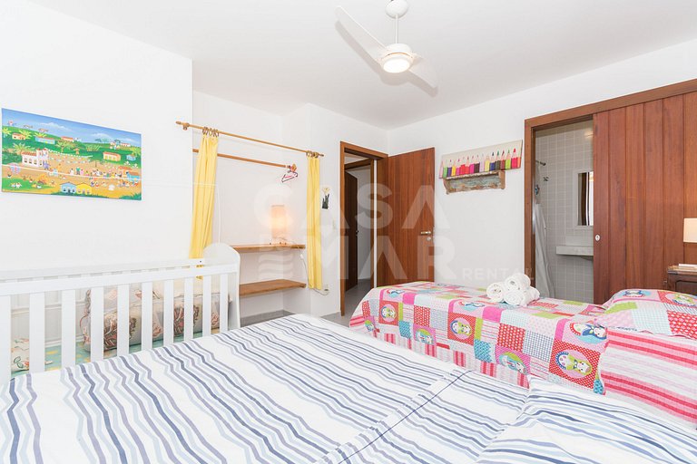 Beautiful house with three suites, in a condominium with com