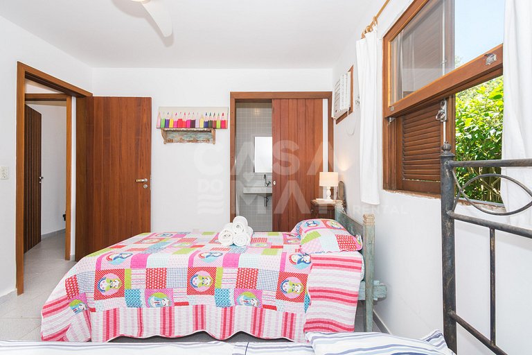 Beautiful house with three suites, in a condominium with com