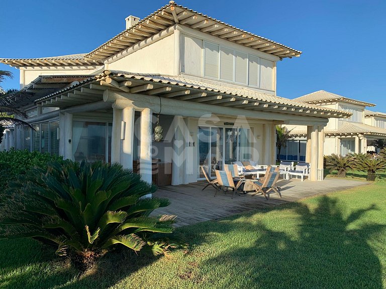 Casa para locação com cinco suítes, pé na areia, família