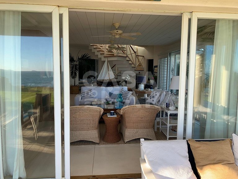 Casa para locação com cinco suítes, pé na areia, família