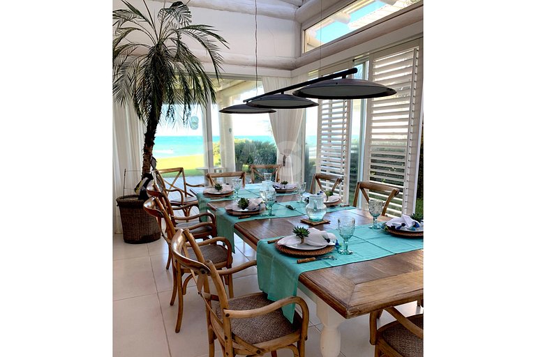 Casa para locação com cinco suítes, pé na areia, família