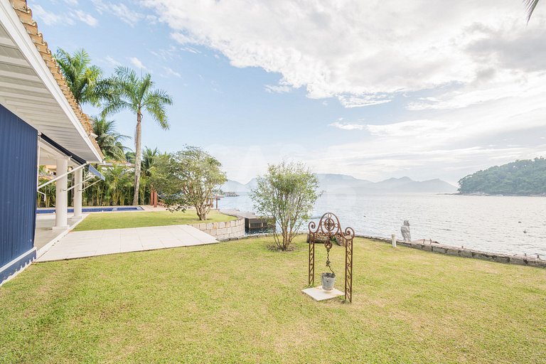 A spectacular house with five suites on the seafront
