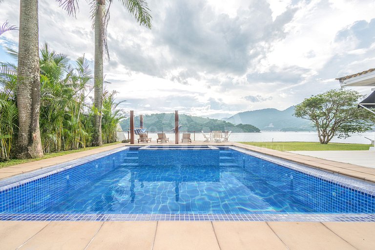 A spectacular house with five suites on the seafront