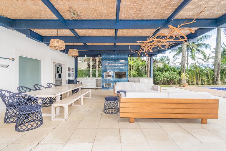 A spectacular house with five suites on the seafront