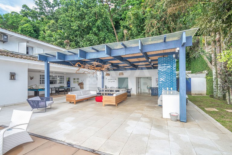 A spectacular house with five suites on the seafront
