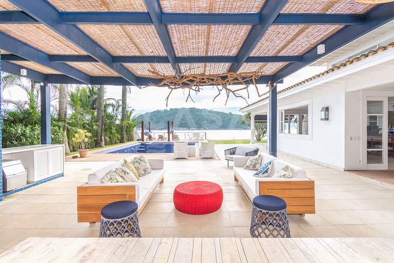 A spectacular house with five suites on the seafront