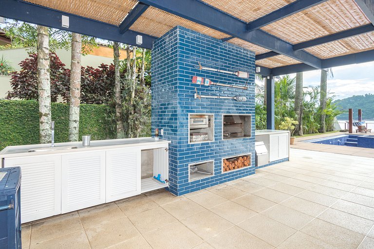 A spectacular house with five suites on the seafront