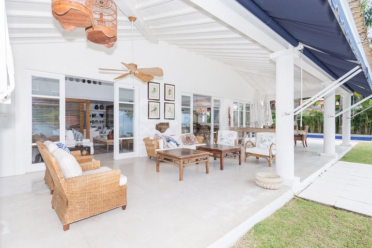 A spectacular house with five suites on the seafront