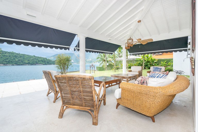 A spectacular house with five suites on the seafront