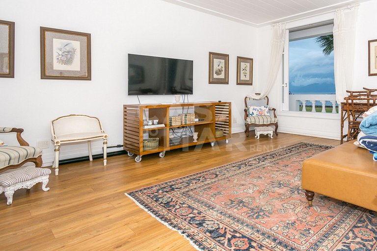 A spectacular house with five suites on the seafront