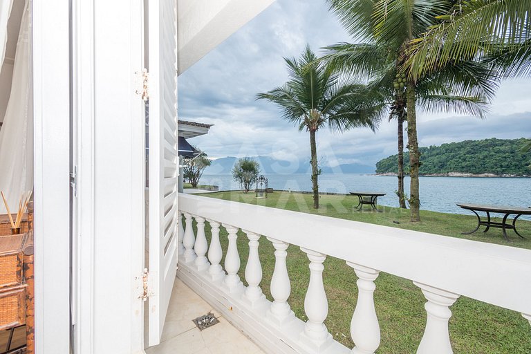A spectacular house with five suites on the seafront