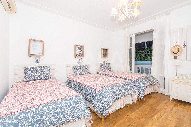 A spectacular house with five suites on the seafront