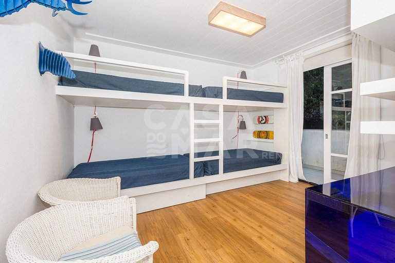 A spectacular house with five suites on the seafront
