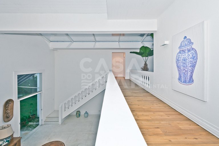 A spectacular house with five suites on the seafront