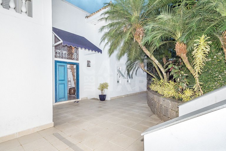 A spectacular house with five suites on the seafront
