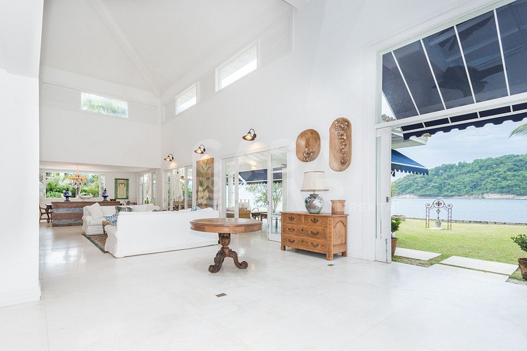 A spectacular house with five suites on the seafront