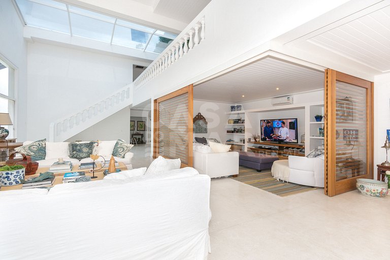 A spectacular house with five suites on the seafront