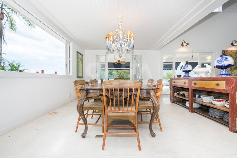 A spectacular house with five suites on the seafront