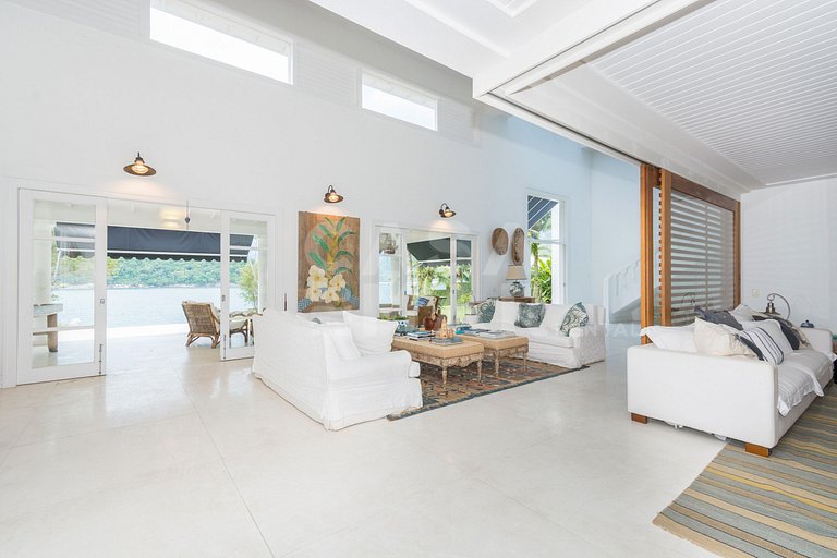 A spectacular house with five suites on the seafront