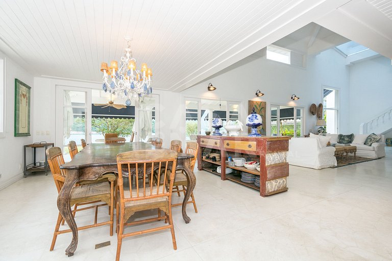 A spectacular house with five suites on the seafront