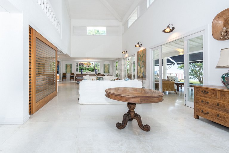 A spectacular house with five suites on the seafront