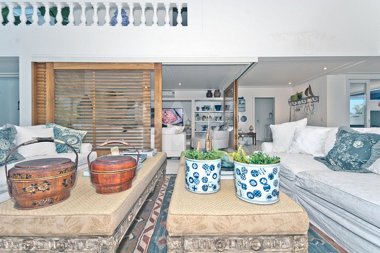 A spectacular house with five suites on the seafront