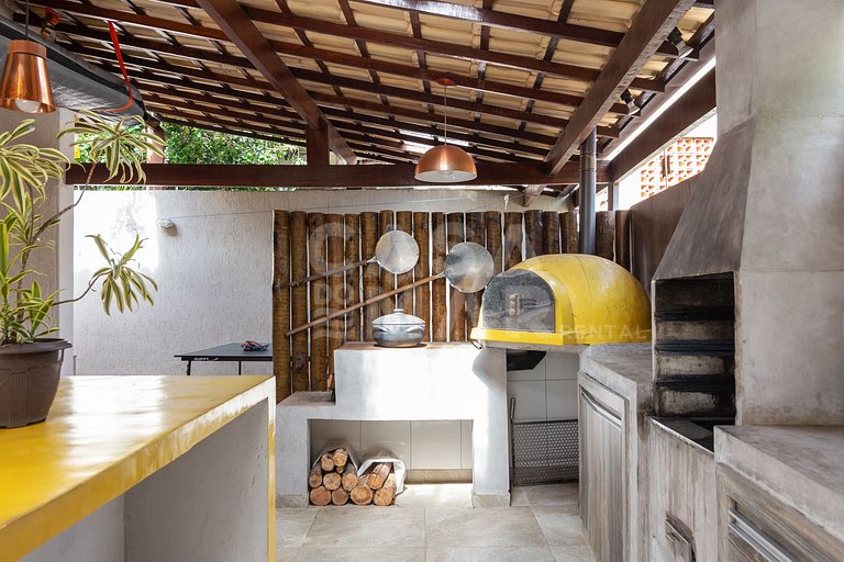 Beautiful house with four suites, in a condominium between G