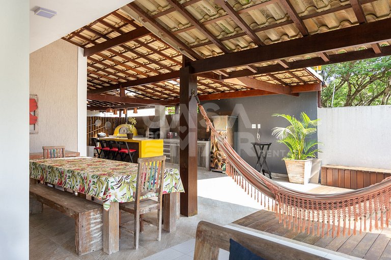 Beautiful house with four suites, in a condominium between G