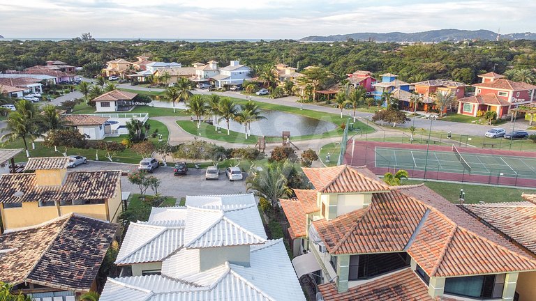 Beautiful house with four suites in a very complete condomin