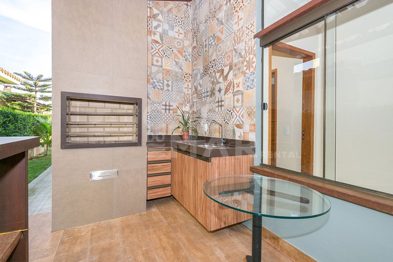 Beautiful house with four suites in a very complete condomin
