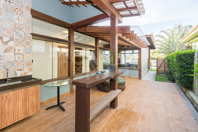 Beautiful house with four suites in a very complete condomin