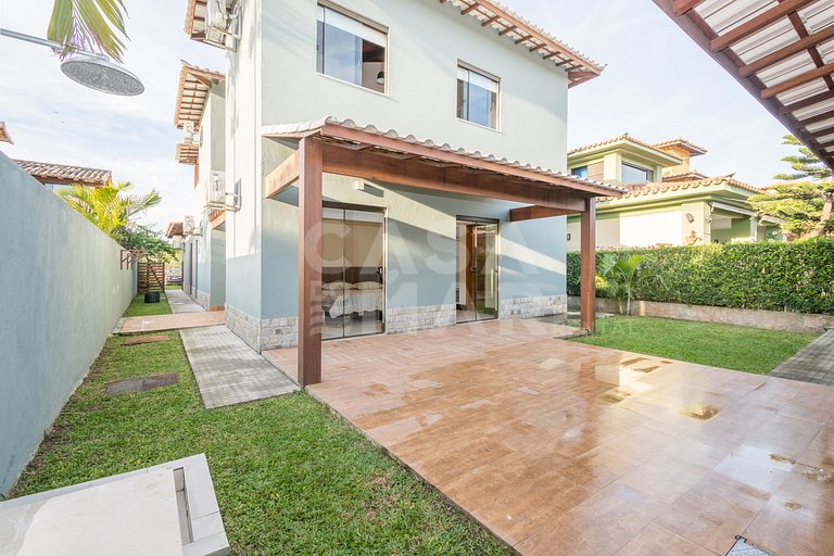 Beautiful house with four suites in a very complete condomin
