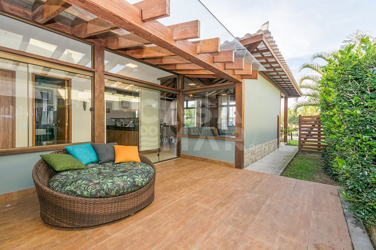 Beautiful house with four suites in a very complete condomin