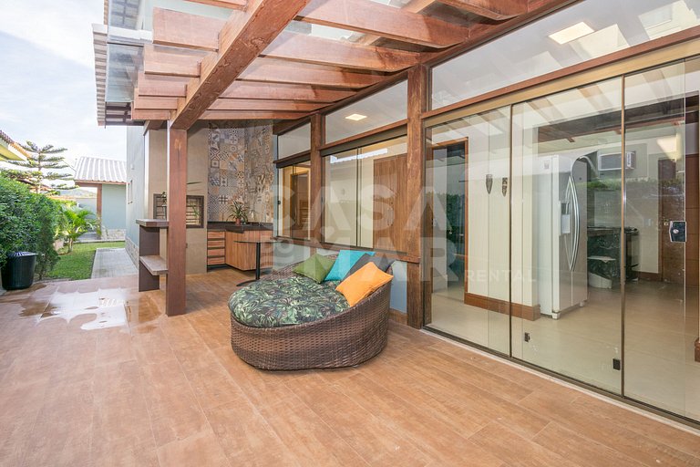 Beautiful house with four suites in a very complete condomin