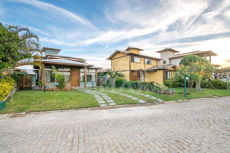 Beautiful house with four suites in a very complete condomin