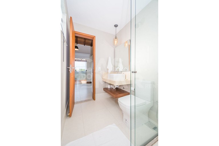 Beautiful house with four suites in a very complete condomin