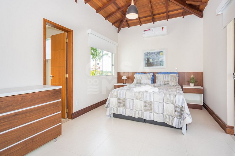 Beautiful house with four suites in a very complete condomin