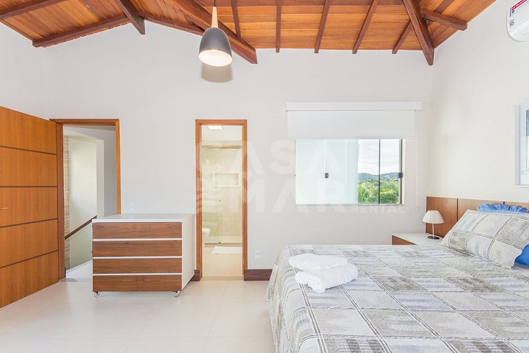 Beautiful house with four suites in a very complete condomin