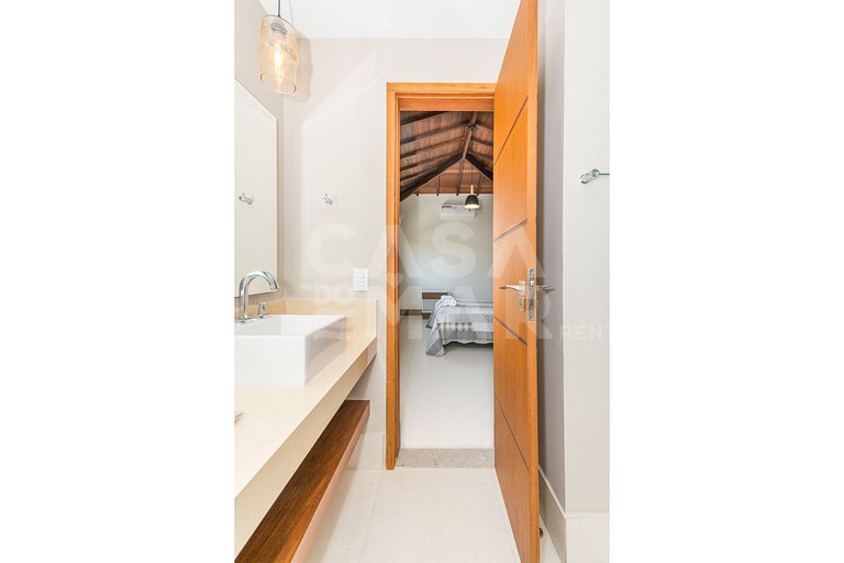 Beautiful house with four suites in a very complete condomin