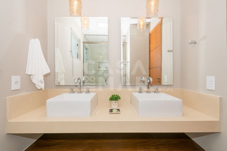 Beautiful house with four suites in a very complete condomin