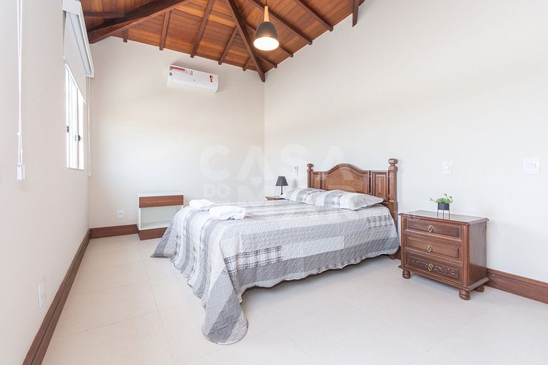 Beautiful house with four suites in a very complete condomin