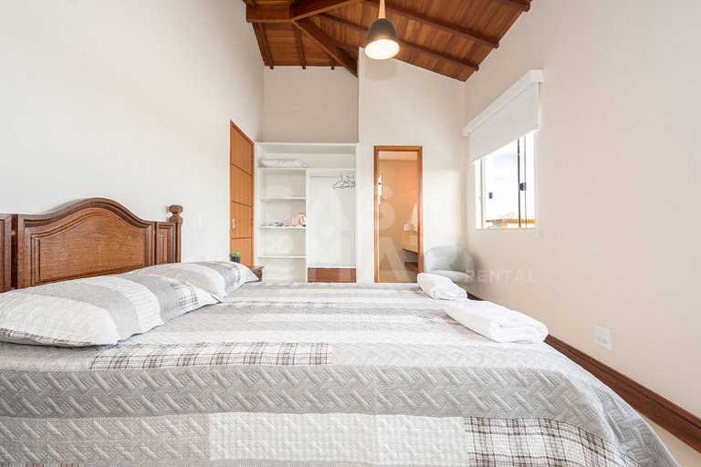 Beautiful house with four suites in a very complete condomin