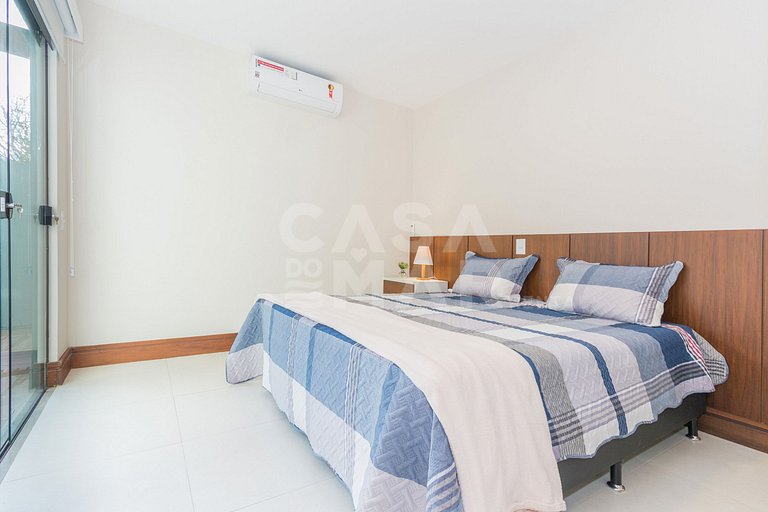 Beautiful house with four suites in a very complete condomin