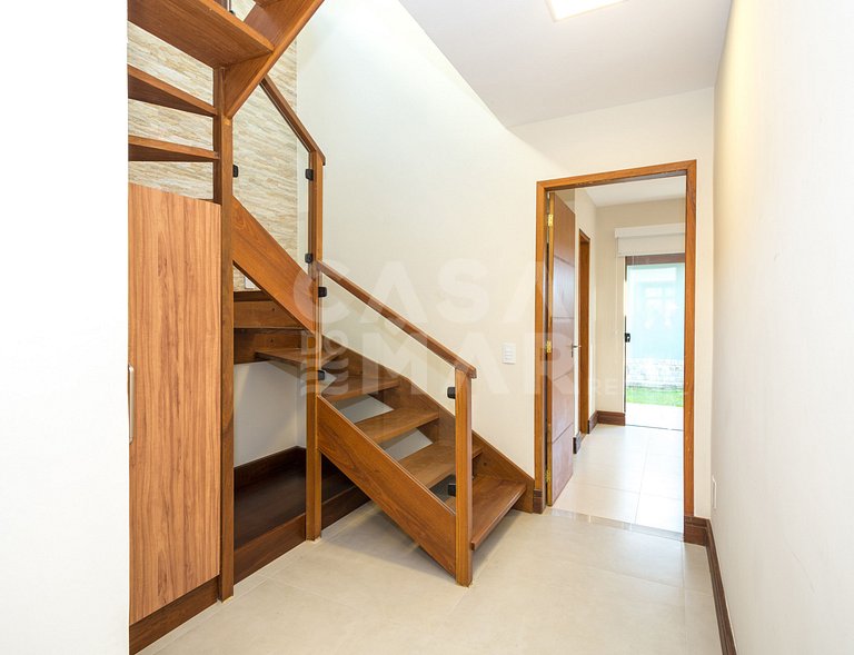 Beautiful house with four suites in a very complete condomin