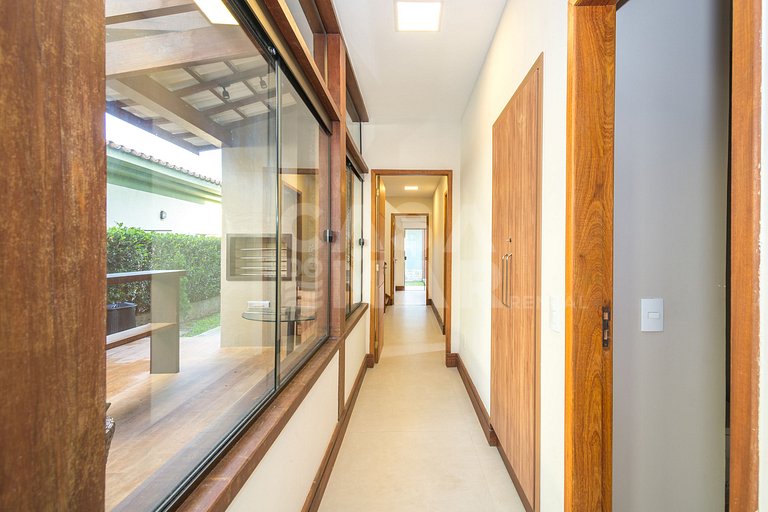 Beautiful house with four suites in a very complete condomin